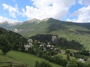 a village in a valley with mountains in the background at Appartement Les Orres, 1 pièce, 5 personnes - FR-1-322-435 in Les Orres