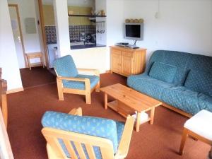 TV a/nebo společenská místnost v ubytování Grand appartement 3 pièces, proche des pistes, 8 couchages, accès piscine - FR-1-573-34