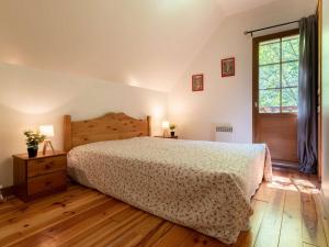 una camera con un grande letto e una finestra di Maison Aragnouet, 5 pièces, 10 personnes - FR-1-296-344 ad Aragnouet