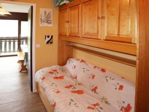 a bedroom with a bed with flowers on it at Appartement Les Orres, 1 pièce, 5 personnes - FR-1-322-435 in Les Orres