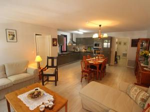 Un lugar para sentarse en Appartement Bagnères-de-Luchon, 4 pièces, 6 personnes - FR-1-313-203