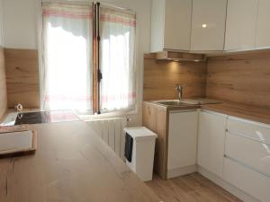 eine Küche mit weißen Schränken, einem Waschbecken und einem Fenster in der Unterkunft Chalet Arêches-Beaufort, 5 pièces, 6 personnes - FR-1-342-225 in Beaufort