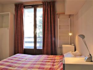 a bedroom with a bed and a large window at Appartement Risoul, 2 pièces, 4 personnes - FR-1-330-525 in Risoul