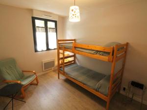 Una cama o camas cuchetas en una habitación  de Appartement Bagnères-de-Luchon, 4 pièces, 6 personnes - FR-1-313-203
