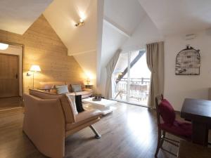 uma sala de estar com um sofá e uma cadeira em Appartement Saint-Lary-Soulan, 4 pièces, 10 personnes - FR-1-296-340 em Saint-Lary-Soulan
