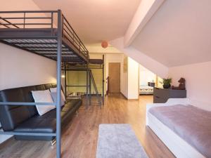 um quarto com um beliche e um sofá em Appartement Saint-Lary-Soulan, 4 pièces, 10 personnes - FR-1-296-340 em Saint-Lary-Soulan