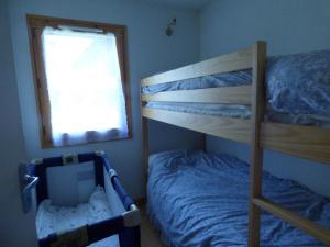 a bedroom with two bunk beds and a window at Charmant T2 + cabine, 6 pers, garage, près des stations La Clusaz et Le Grand-Bornand - FR-1-458-94 in Saint-Jean-de-Sixt