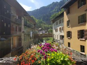 a group of buildings and flowers in a town at Appartement confortable et lumineux, 66m², 2 chambres, 5 personnes, Beaufort – Wifi inclus, proche services - FR-1-342-228 in Beaufort