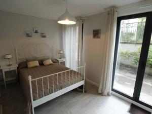 Una cama o camas en una habitación de Appartement Bagnères-de-Luchon, 4 pièces, 6 personnes - FR-1-313-203
