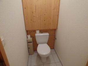 ein Bad mit einem WC und einer Holzwand in der Unterkunft Appartement Saint-Jean-de-Sixt, 3 pièces, 6 personnes - FR-1-458-134 in Saint-Jean-de-Sixt