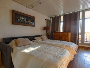 Giường trong phòng chung tại Appartement Val Thorens, 2 pièces, 6 personnes - FR-1-637-6