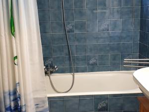 Koupelna v ubytování Studio avec accès piscine, Saint-Jean-d'Aulps - FR-1-573-44 + 2 fotografie