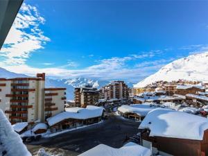 una ciudad cubierta de nieve con edificios y montañas en Studio Val Thorens, 1 pièce, 4 personnes - FR-1-637-9, en Val Thorens