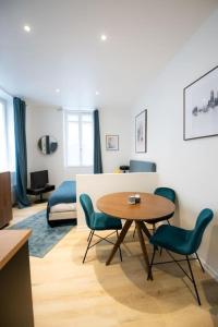 uma sala de estar com mesa e cadeiras em Opéra 8 - Superbe studio refait à neuf proche place des Terreaux em Lyon