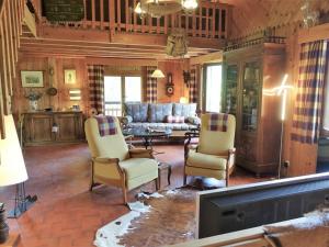 ein Wohnzimmer mit 2 Stühlen und einem Sofa in der Unterkunft Chalet Arêches-Beaufort, 4 pièces, 10 personnes - FR-1-342-224 in Beaufort
