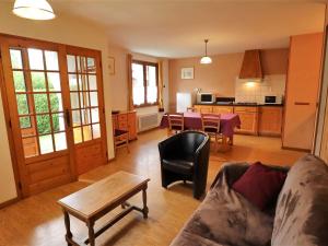 uma sala de estar com um sofá e uma mesa em Appartement Arêches-Beaufort, 3 pièces, 4 personnes - FR-1-342-236 em Beaufort