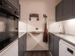 uma pequena cozinha com um lavatório e um balcão em Studio Valmorel, 1 pièce, 4 personnes - FR-1-291-870 em Valmorel
