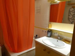 an orange shower curtain in a bathroom with a sink at Studio Arêches-Beaufort, 1 pièce, 3 personnes - FR-1-342-253 in Beaufort