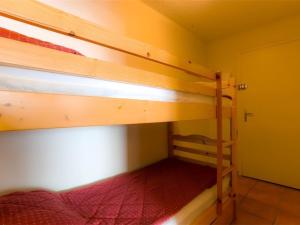 1 dormitorio con 2 literas en una habitación en Studio Val Thorens, 1 pièce, 4 personnes - FR-1-637-9, en Val Thorens