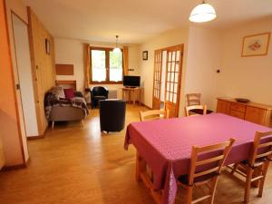 uma sala de estar com uma mesa rosa e cadeiras em Appartement Arêches-Beaufort, 3 pièces, 4 personnes - FR-1-342-236 em Beaufort