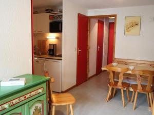 uma cozinha e sala de jantar com mesa e cadeiras em Appartement Arêches-Beaufort, 2 pièces, 6 personnes - FR-1-342-256 em Beaufort