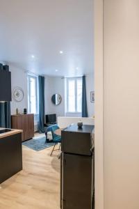 um quarto com uma cozinha e uma sala de estar em Opéra 8 - Superbe studio refait à neuf proche place des Terreaux em Lyon