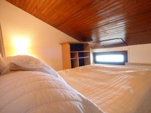 1 dormitorio con cama y ventana en Appartement Arette, 2 pièces, 6 personnes - FR-1-602-83, en Arette