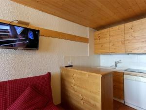 cocina con fregadero y TV en la pared en Studio Val Thorens, 1 pièce, 4 personnes - FR-1-637-9, en Val Thorens