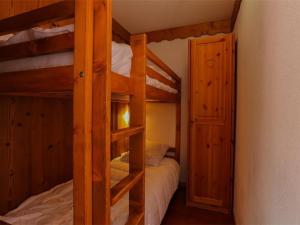 a bedroom with two bunk beds in a cabin at Charmant Appartement Rénové - 4 Pers, Balcon Sud, Cœur de Val Thorens, Accès Pistes et Commerces - FR-1-637-7 in Val Thorens