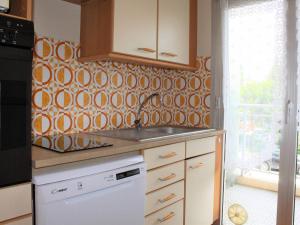 una cucina con lavandino e lavastoviglie di Appartement Cagnes-sur-Mer, 1 pièce, 4 personnes - FR-1-252A-56 a Cagnes-sur-Mer