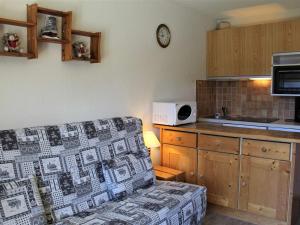 a living room with a couch in a kitchen at Appartement Vars, 1 pièce, 4 personnes - FR-1-330B-178 in Vars