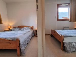 a bedroom with two beds and a window at Appartement Le Dévoluy, 4 pièces, 10 personnes - FR-1-525-201 in Le Dévoluy