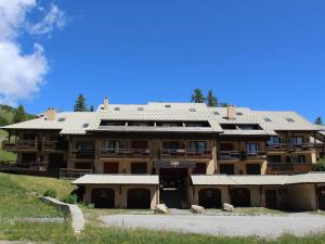 un grande edificio con pannelli solari sul tetto di Studio Montagne 4 Pers. à Vars Les Claux - Pied des Pistes, proche Commerces et École de Ski - FR-1-330B-178 a Vars Altre 7 foto