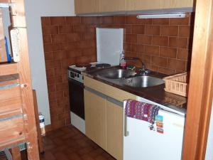 Kuchyň nebo kuchyňský kout v ubytování Studio avec accès piscine collective à louer à St Jean d'Aulps - FR-1-573-37