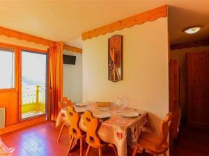 a dining room with a table and chairs and a window at Charmant Appartement Rénové - 4 Pers, Balcon Sud, Cœur de Val Thorens, Accès Pistes et Commerces - FR-1-637-7 in Val Thorens