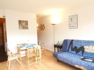 - un salon avec un canapé bleu et une table dans l'établissement Studio Piau-Engaly, 1 pièce, 4 personnes - FR-1-457-297, à Aragnouet