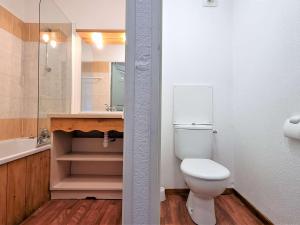 een badkamer met een toilet, een wastafel en een bad bij Appartement Le Dévoluy, 2 pièces, 4 personnes - FR-1-525-217 in Le Dévoluy