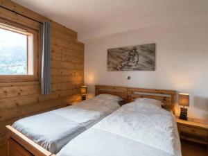 2 Einzelbetten in einem Zimmer mit Holzwänden in der Unterkunft Superbe appartement 3 chambres, balcon, parking couvert à Valmorel - FR-1-291-866 in Valmorel