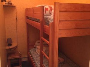 deux lits superposés dans une chambre avec un lit dans l'établissement Appartement cosy à la Pierre St Martin - 4 pers, au pied des pistes, parking gratuit - FR-1-602-90, à Arette