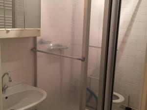 bagno con doccia, lavandino e servizi igienici di Studio Arette, 1 pièce, 4 personnes - FR-1-602-90 ad Arette