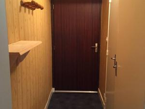 Cette petite chambre dispose d'une porte et d'un couloir. dans l'établissement Appartement cosy à la Pierre St Martin - 4 pers, au pied des pistes, parking gratuit - FR-1-602-90, à Arette 2 autres photos