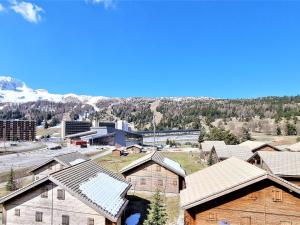 eine Gruppe von Häusern mit Bergen im Hintergrund in der Unterkunft Appartement cosy avec terrasse, proche télésiège et piscine - 4 pers, Wifi inclus, Dévoluy - FR-1-525-217 in Le Dévoluy + 6 Fotos