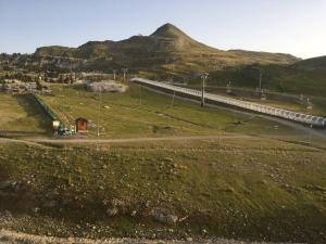 un grande campo con un treno su strada di Studio Arette, 1 pièce, 4 personnes - FR-1-602-90 ad Arette