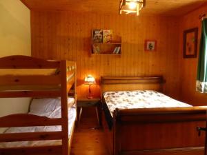 een slaapkamer met 2 stapelbedden en een lamp bij Chalet Arêches-Beaufort, 5 pièces, 14 personnes - FR-1-342-239 in Beaufort