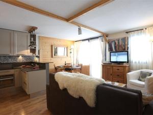 a living room with a couch and a kitchen at Appartement Val Thorens, 3 pièces, 5 personnes - FR-1-637-3 in Val Thorens