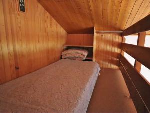 Кровать или кровати в номере Appartement Arêches-Beaufort, 3 pièces, 6 personnes - FR-1-342-245