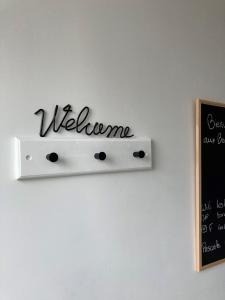 a welcome sign on a white wall at Les Beaux Jours, Tours, le Duplex in Tours