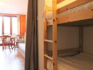 - une chambre avec des lits superposés et un salon dans l'établissement Appartement Vars, 1 pièce, 6 personnes - FR-1-330B-184, à Vars