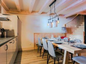 Nhà bếp/bếp nhỏ tại Somptueux chalet 130 m², 11 pers, vue montagnes, cheminée, 5 chambres - FR-1-545-27
