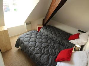 - une chambre avec un grand lit et des oreillers rouges dans l'établissement Appartement Bagnères-de-Luchon, 3 pièces, 4 personnes - FR-1-313-204, à Luchon